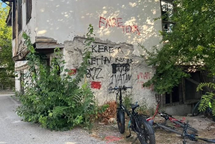 Kamile Gürkan İlkokulu Yanındaki Yapı Örnek Gösterildi: Uzmanlar Giriş ve Çıkışların Kapatılmasını Öneriyor