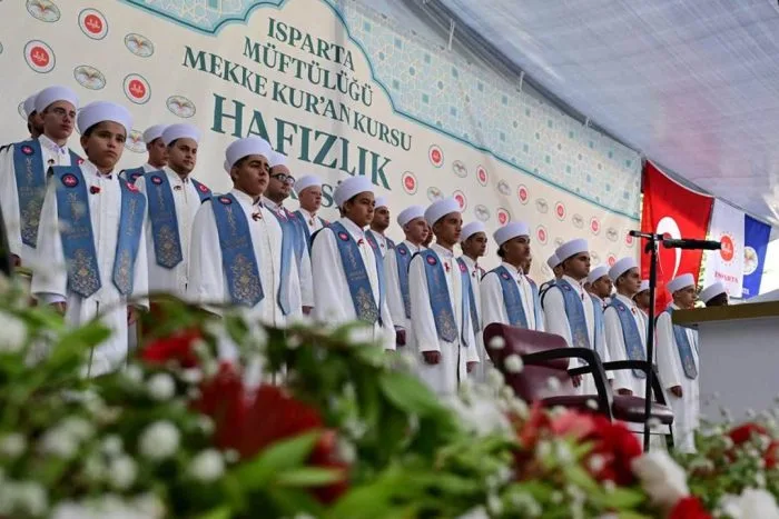 Isparta’da Gurur Günü: Mekke Kur’an Kursu’ndan 44 Genç Hafız İcazet Aldı