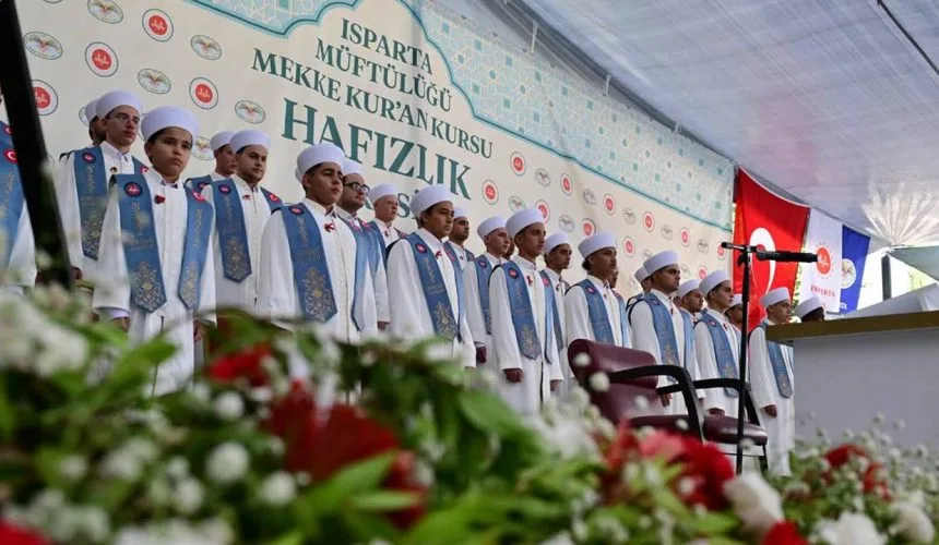 Isparta’da Gurur Günü: Mekke Kur’an Kursu’ndan 44 Genç Hafız İcazet Aldı