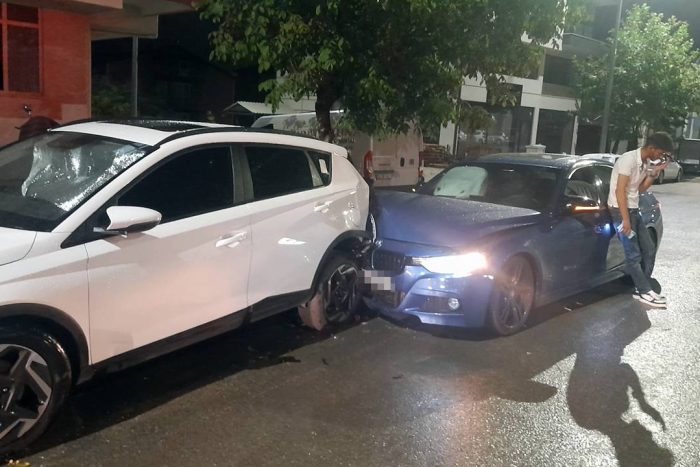 Isparta’da Otomobil Park Halindeki Araçlara Çarptı: Mahalleli Sokağa Döküldü