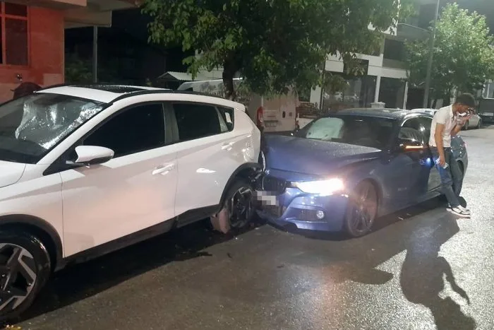 Isparta’da Otomobil Park Halindeki Araçlara Çarptı: Mahalleli Sokağa Döküldü