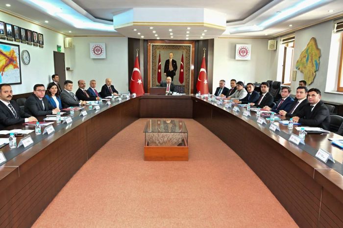 Vali Abdullah Erin Başkanlığında Sosyal Yardımlaşma Toplantısı: “Çalınmadık Kapı Bırakmayacağız”