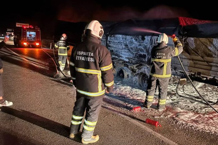 Isparta-Antalya Yolunda Tır Yangını: İtfaiye Ekipleri Alevleri Kontrol Altına Aldı