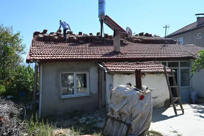 Başkan Başdeğirmen’den İhtiyaç Sahibi Ailelerin Akan Çatılarına Kiremit Desteği