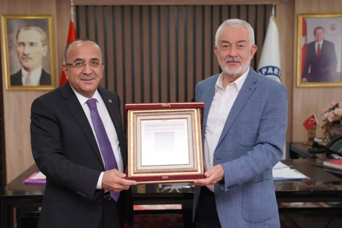 Esnaf Teşkilatından Isparta Belediyesi’ne Ziyaret: Ahi Sancağı Tablosu Takdim Edildi