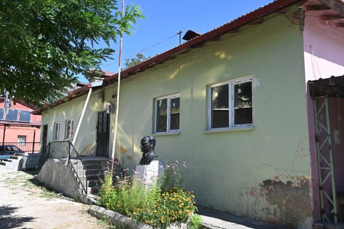 Başkan Başdeğirmen’den Yaka Köyü’ne destek: Sosyal Tesisin Pencereleri Yenilendi