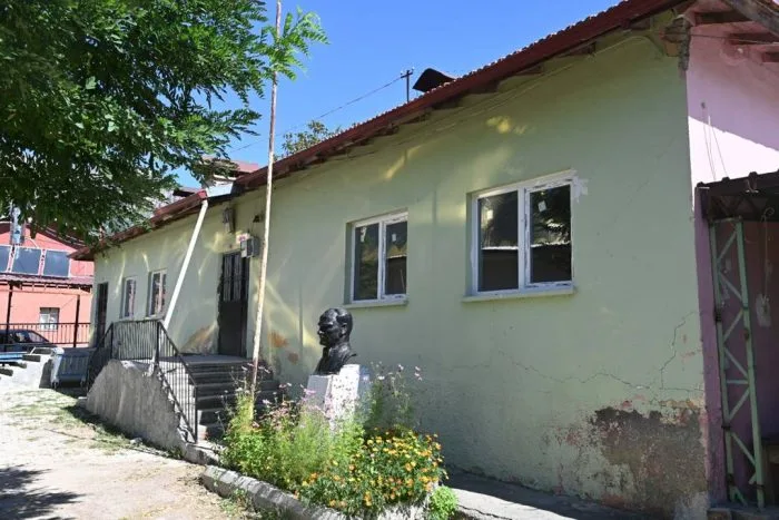 Başkan Başdeğirmen’den Yaka Köyü’ne destek: Sosyal Tesisin Pencereleri Yenilendi