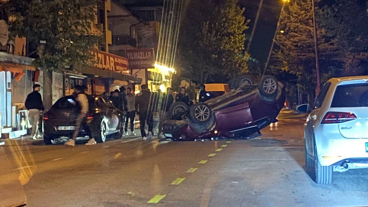 Isparta Anadolu Mahallesi’nde gece saatlerinde kaza sonucu kontrolünden çıkan otomobil takla attı.
Edinilen bilgilere göre olay, gece saat 00.15 sıralarında Anadolu Mahallesi Yılmazlar Market önünde meydana geldi. İki aracın karıştığı kazada araçlarda biri sürücüsünün direksiyon hakimiyetini kaybetmesi sonucu kontrolden çıkarak takla attı.
İhbar üzerine kaza yerine sağlık ve polis ekipleri sevk edildi.
Detaylar geldikçe aktarılacaktır.
