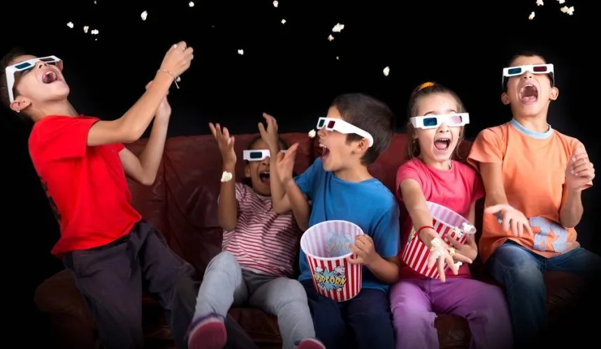 TRT Sinema Tırı Isparta’da: Gökkubbe Meydanı’nda Çocuklar İçin Ücretsiz Sinema Keyfi