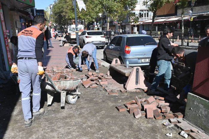 Cumhuriyet Caddesi’nde Kaldırımlar Yenileniyor: Isparta’da Yaya Ulaşımına Konfor Dokunuşu