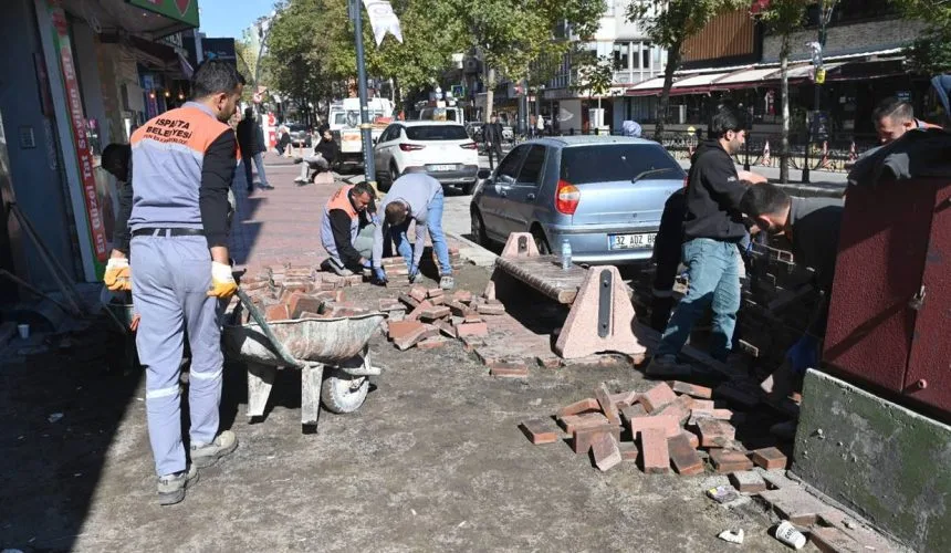 Cumhuriyet Caddesi’nde Kaldırımlar Yenileniyor: Isparta’da Yaya Ulaşımına Konfor Dokunuşu