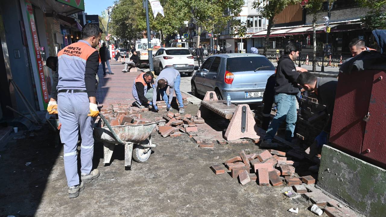 Cumhuriyet Caddesi’nde Kaldırımlar Yenileniyor: Isparta’da Yaya Ulaşımına Konfor Dokunuşu