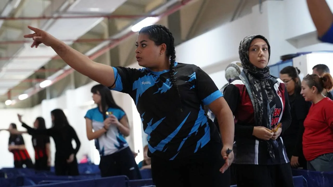 2026-2027 Eğitim Öğretim Yılı Okul Sporları faaliyet programı kapsamında düzenlenen Dart Genç Kızlar İl Birinciliği müsabakaları, dereceye giren okulların belirlenmesiyle tamamlandı.

Isparta’da okul sporları heyecanı dart branşıyla devam etti. Genç kızlar kategorisinde gerçekleştirilen il birinciliği müsabakalarında sporcular, dereceye girebilmek için hedef tahtası başında kıyasıya mücadele verdi.

Çekişmeli geçen karşılaşmaların ardından Isparta Anadolu Kız İmam Hatip Lisesi şampiyonluk ipini göğüsleyen taraf oldu.

Dereceye Giren Okullar
Turnuva sonunda sıralama şu şekilde oluştu:

1. Isparta Anadolu Kız İHL

2. Borsa İstanbul MTAL

3. Eğirdir Prof. Dr. Turan Yazgan Anadolu Lisesi

4. Gülkent Anadolu Lisesi

Müsabakaların ardından düzenlenen törenle dereceye giren takımlara ve sporculara ödülleri takdim edildi. Yetkililer, turnuvaya katılım sağlayan tüm okulları ve sporcuları tebrik ederek, eğitim öğretim yılı boyunca katılacakları diğer organizasyonlarda başarılar diledi.