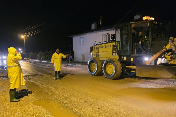Eğirdir’de Yağış Mesaisi: Belediye Ekipleri Gece Boyunca Sahadaydı