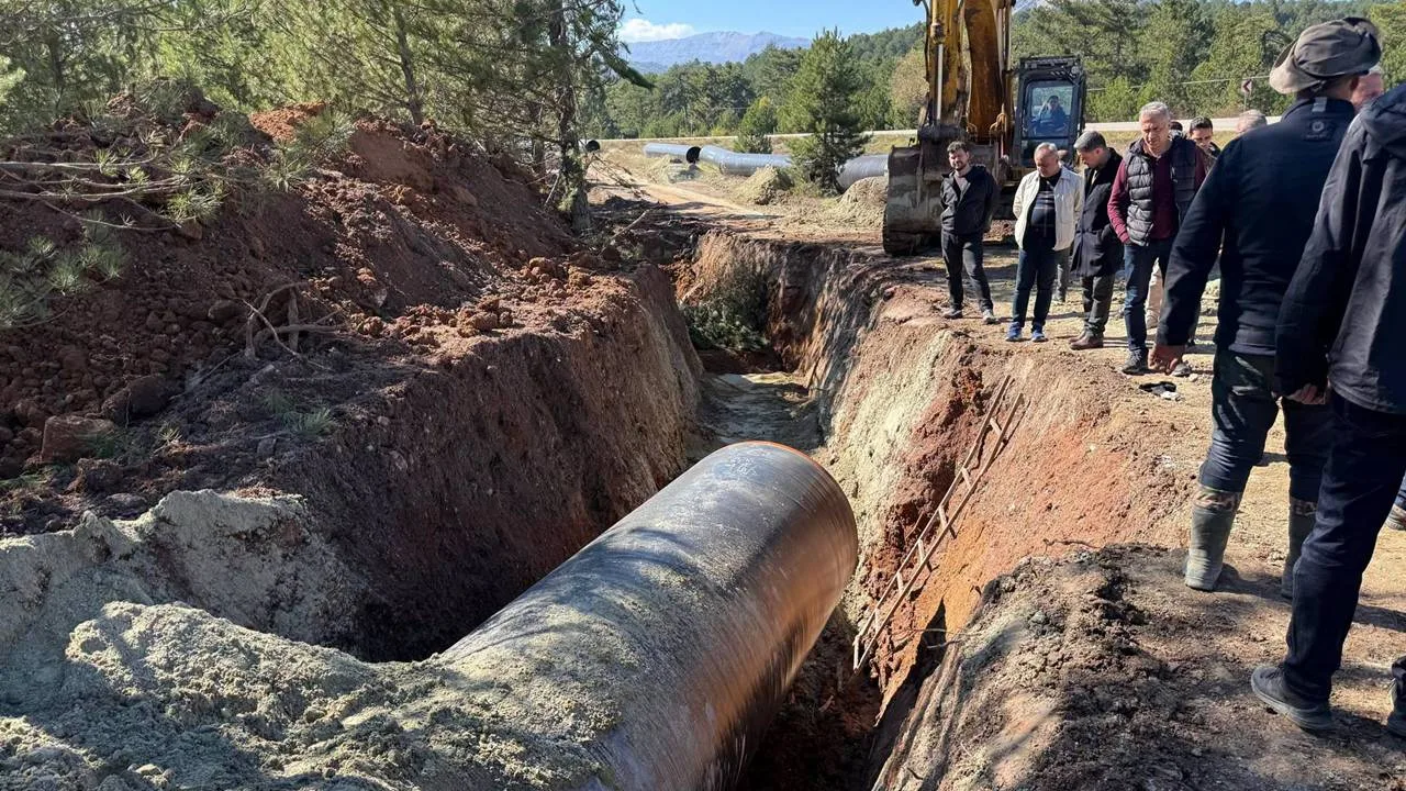 DSİ 18. Bölge Müdürü Osman Erkan, Eğirdir Gölü Su Eylem Planı kapsamında yürütülen ve göle yıllık 42 milyon metreküp su aktarımı sağlayacak projede yerinde incelemelerde bulundu.

Isparta’nın ve bölgenin en önemli tatlı su kaynaklarından biri olan Eğirdir Gölü’nü koruma ve su seviyesini destekleme çalışmaları sürüyor. Devlet Su İşleri (DSİ) 18. Bölge Müdürlüğü tarafından "Eğirdir Gölü Su Eylem Planı" çerçevesinde yürütülen "Isparta Eğirdir Gölü'ne Aksu Havzasından Su Aktarımı" projesinde saha incelemesi gerçekleştirildi.

Proje Sahasında Teknik Değerlendirme
DSİ 18. Bölge Müdürü Osman Erkan, beraberindeki Bölge Müdür Yardımcıları ve Şube Müdürleri ile birlikte çalışma alanını ziyaret ederek yürütülen faaliyetleri yerinde denetledi. Projenin mevcut durumu ve ilerleme süreçleri hakkında teknik ekipten bilgi alan Bölge Müdürü Erkan, çalışmaların takvimine uygun şekilde sürdürülmesi yönünde değerlendirmelerde bulundu.

Projenin tamamlanmasıyla birlikte Aksu Havzası’ndan Eğirdir Gölü’ne yıllık 42 milyon metreküp su aktarılması ve gölün su bütçesine önemli bir katkı sağlanması hedefleniyor.