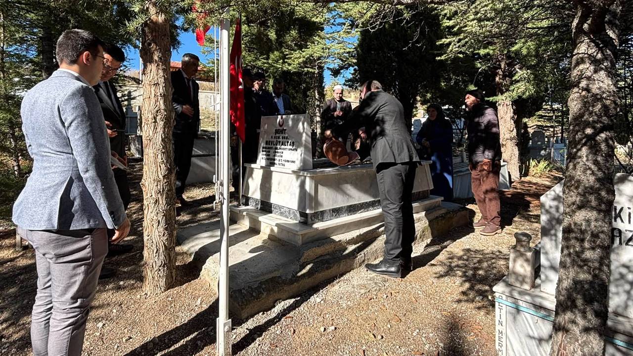 Gelendost Kaymakamı Kemal Özdoğan, şehadet yıl dönümü dolayısıyla şehit Piyade Uzman Onbaşı Mevlüt Altaş’ın kabrini ziyaret ederek dua etti.
Isparta’nın Gelendost ilçesinde, şehit Piyade Uzman Onbaşı Mevlüt Altaş şehadetinin yıl dönümünde rahmet ve minnetle anıldı. Gelendost Kaymakamı Kemal Özdoğan, anma programı kapsamında aziz şehidin kabrini ziyaret etti.
Ziyaret sırasında şehit Mevlüt Altaş’ın mezarı başında dualar okundu. Vatanın birliği ve bütünlüğü uğruna canlarını feda eden tüm şehitlerin rahmet, minnet ve saygıyla yad edildiği ziyarette, aziz şehitlerin ruhlarının şad, makamlarının ali olması temennisinde bulunuldu.