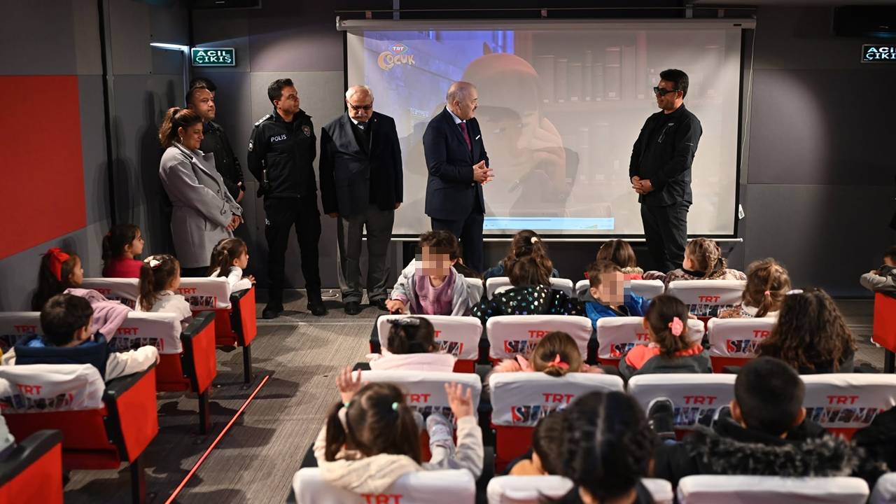 Isparta’nın Gönen ilçesinde Kaymakamlık koordinasyonunda düzenlenen TRT sinema etkinliğinde anaokulu, ilkokul ve ortaokul öğrencileri eğitici ve eğlenceli anlar yaşadı.

Gönen Kaymakamlığı koordinasyonunda, İlçe Milli Eğitim Müdürü Ramazan Tamer Büyükküpçü’nün organizasyonu ve TRT Proje Sorumlusu Hakan Sağdıç ile ekibinin katkılarıyla çocuklara yönelik sinema etkinliği gerçekleştirildi. Etkinlik kapsamında öğrencilere, İstiklal Marşı’nın animasyonla anlatıldığı özel gösterimin yanı sıra TRT tarafından hazırlanan çeşitli çizgi filmler izletildi.

Etkinliğe katılarak öğrencilerle zaman geçiren Gönen Kaymakamı Mehmet Yıldız, çocukların sosyal, kültürel ve eğitsel gelişimlerine katkı sağlayan bu tür faaliyetlerin önemine değindi. Millî ve kültürel değerlerin küçük yaşlarda benimsenmesinin değerini vurgulayan Kaymakam Yıldız, organizasyonun ilçede gerçekleştirilmesinden dolayı TRT ekibine teşekkür etti.

Kaymakam Mehmet Yıldız, çocukların gelişimine katkı sunan sosyal ve kültürel etkinlikleri desteklemeye devam edeceklerini belirtti.