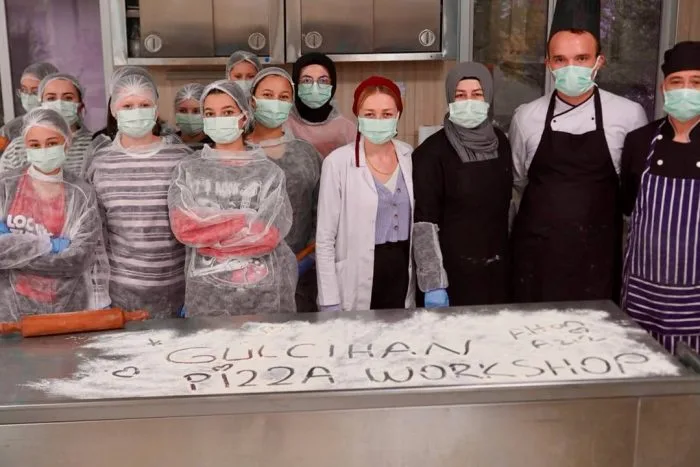 Gülcihan Kız Öğrenci Yurdu’nda Renkli Etkinlik: Öğrenciler Kendi Pizzalarını Yaptı