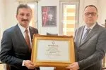 Isparta Ticaret Borsası’nda Mazbata Heyecanı: Hüdai Şahin Göreve Resmen Başladı!