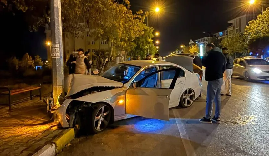 Isparta’da Otomobil Elektrik Direğine Çarptı