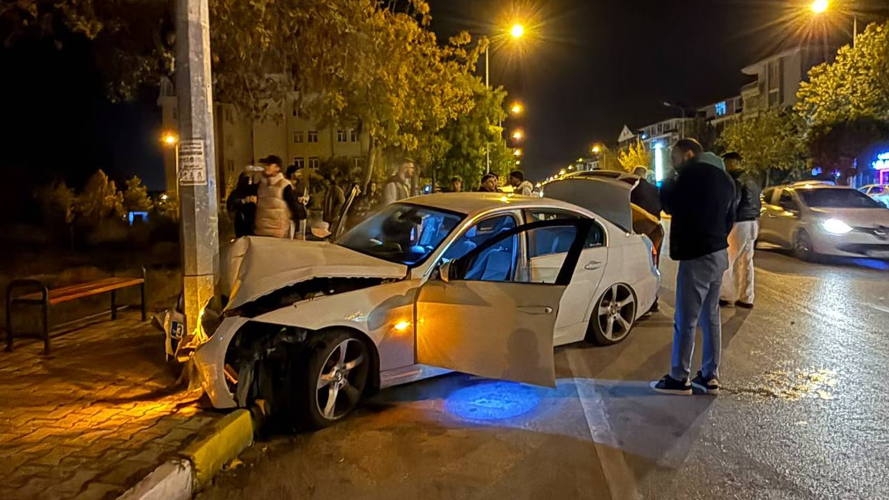 Isparta’da sürücüsünün kontrolünden çıkan otomobil elektrik direğine çarparak durabildi. Kazada ölen ya da yaralanan olmazken araçta maddi hasar meydana geldi.
Isparta merkez 201. Cadde’de seyir halinde olan bir otomobil, sürücüsünün direksiyon hakimiyetini kaybetmesi sonucu kontrolden çıktı. Savrulan araç, yol kenarındaki elektrik direğine çarparak durabildi.
İhbar üzerine olay yerine polis ekipleri sevk edildi. Kazada şans eseri ölen ya da yaralanan kimse olmaması teselli kaynağı olurken, otomobilde maddi hasar oluştu.
Ekiplerin kaza yerindeki incelemelerinin ardından araç çekici yardımıyla kaldırıldı.