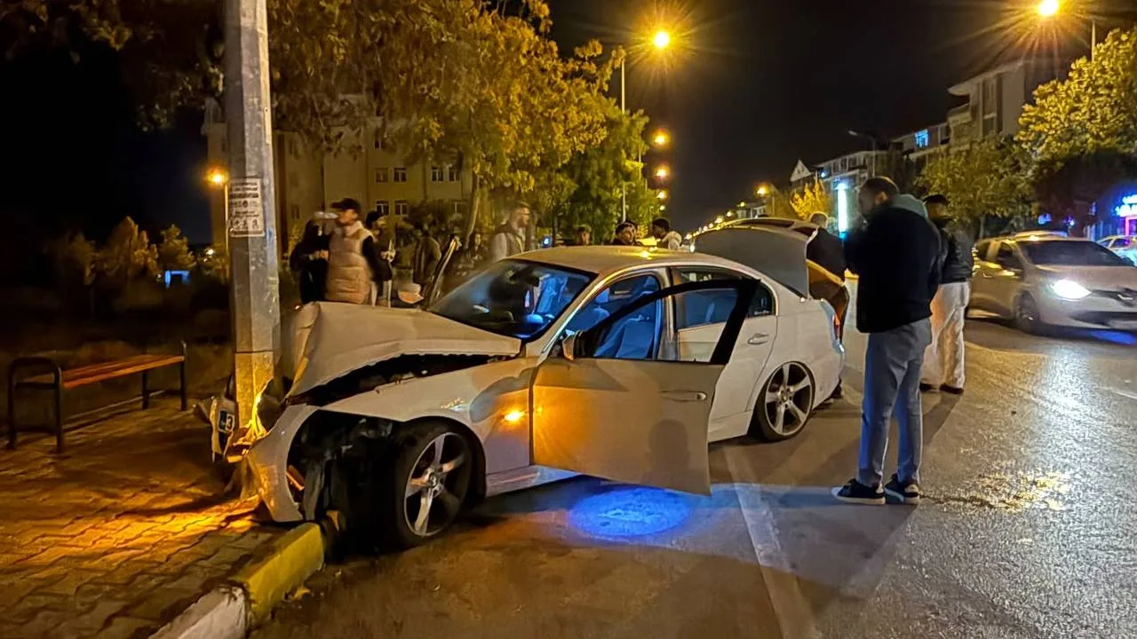 Isparta’da sürücüsünün kontrolünden çıkan otomobil elektrik direğine çarparak durabildi. Kazada ölen ya da yaralanan olmazken araçta maddi hasar meydana geldi.

Isparta merkez 201. Cadde’de seyir halinde olan bir otomobil, sürücüsünün direksiyon hakimiyetini kaybetmesi sonucu kontrolden çıktı. Savrulan araç, yol kenarındaki elektrik direğine çarparak durabildi.

İhbar üzerine olay yerine polis ekipleri sevk edildi. Kazada şans eseri ölen ya da yaralanan kimse olmaması teselli kaynağı olurken, otomobilde maddi hasar oluştu.

Ekiplerin kaza yerindeki incelemelerinin ardından araç çekici yardımıyla kaldırıldı.