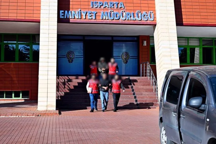 Isparta’da Nitelikli Dolandırıcılık Operasyonu: Yakalanan 2 Şüpheli Tutuklandı!