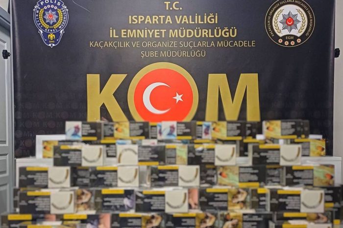 Isparta Emniyeti’nden Kaçakçılık Operasyonu: Binlerce Kaçak Ürün ve Silah Ele Geçirildi