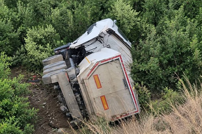 Isparta’da Kontrolden Çıkan Kamyon Karşı Şeride Geçip Bahçeye Uçtu: 1 Ölü