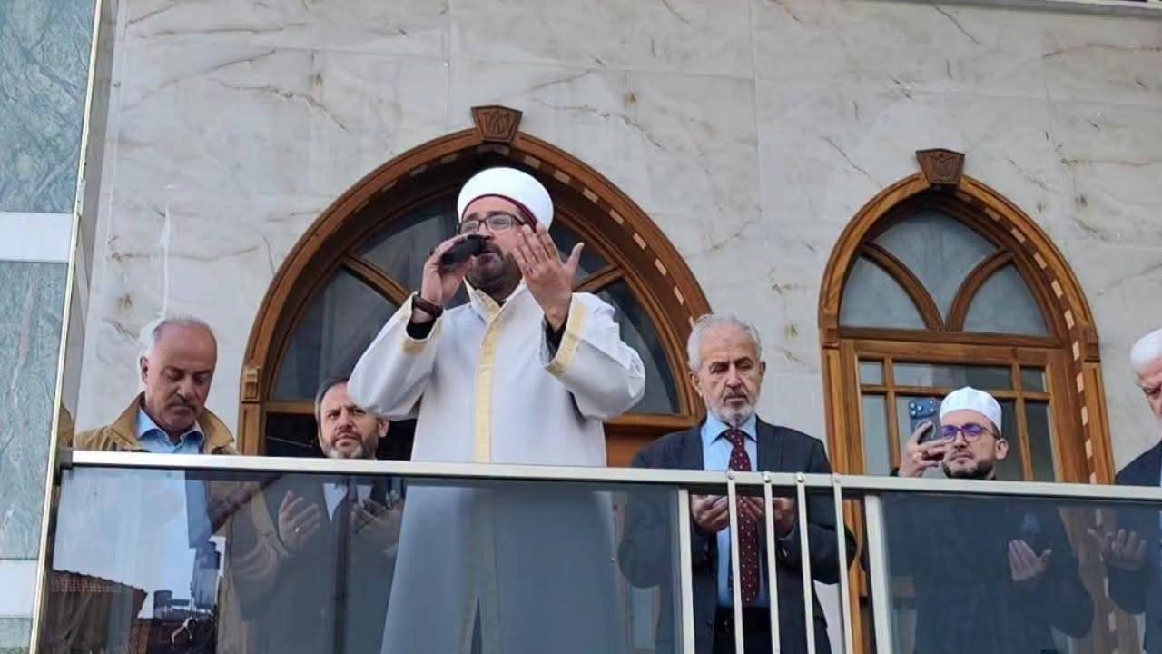 Isparta’dan umre ibadetini yerine getirmek üzere kutsal topraklara gidecek olan vatandaşlar için uğurlama programı düzenlendi. Kutsal beldelere hareket eden kafile için düzenlenen programda duygu dolu anlar yaşandı.

Uğurlama programına Isparta İl Müftüsü Yusuf Eviş, İl Müftü Yardımcıları Hüseyin Uysal ve Davut Çalışkan ile kutsal topraklara gidecek kafilede yer alan Şube Müdürü Adem Uğur Yıldırım ve umre yolcularının aileleri katıldı.

"Sağlık ve Huzur İçinde İbadetlerini Tamamlamaları İçin Dua Etti"

Umre yolcularının heyecan ve mutluluğunu paylaşan İl Müftüsü Yusuf Eviş, vatandaşların yapacakları ibadetlerin kabul olması için dualarda bulundu. Müftü Eviş, umrecilerin kutsal topraklardaki ibadetlerini sağlık, huzur ve emniyet içerisinde tamamlayarak sevdiklerine yeniden kavuşmaları temennisiyle dua etti.

Edilen duaların ardından umre kafilesi kutsal topraklara uğurlandı.