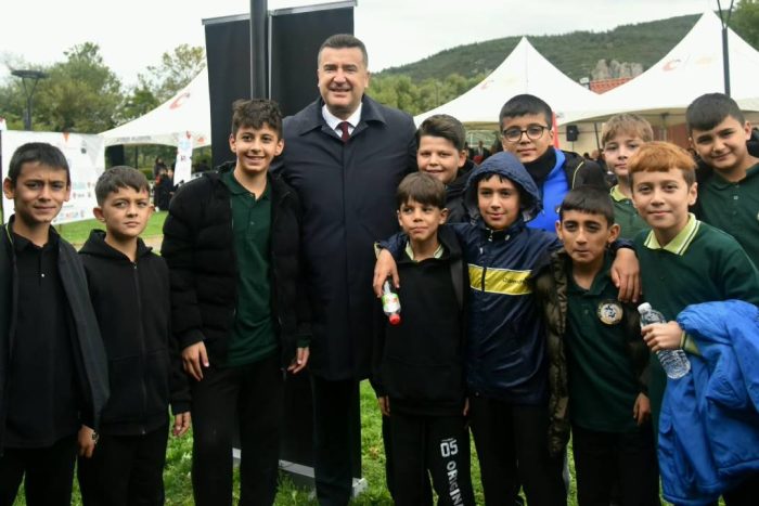 Eğirdir’de Bilim Rüzgarı: Başkan Özer Öğrencilerle Bir Araya Geldi