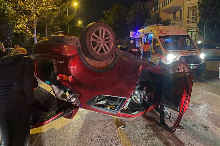 Isparta’da Trafik Kazası: Çarpışan Araçlardan Biri Ters Döndü, 2 Yaralı