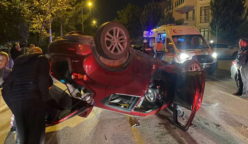Isparta’da Trafik Kazası: Çarpışan Araçlardan Biri Ters Döndü, 2 Yaralı