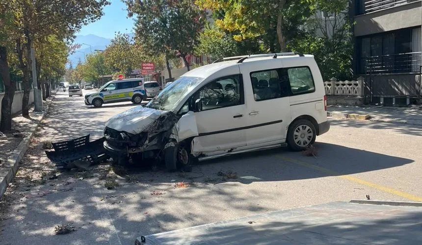 Isparta’da Okul Önünde Trafik Kazası: Kontrolden Çıkan Araç Maddi Hasara Yol Açtı