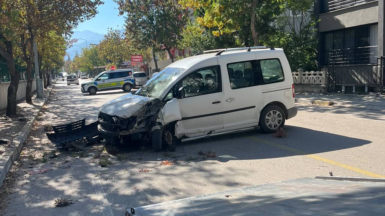Isparta’da Şehit Ferhat Çiftçi İlkokulu önünde meydana gelen tek taraflı trafik kazasında bir araçta maddi hasar oluştu.
Kaza, Şehit Ferhat Çiftçi İlkokulu önünde meydana geldi. Edinilen bilgilere göre, seyir halindeki bir otomobil, sürücüsünün direksiyon hakimiyetini kaybetmesi sonucu kontrolden çıkarak kaza yaptı.
Meydana gelen tek taraflı kazada şans eseri yaralanan olmazken, araçta maddi hasar oluştu. İhbar üzerine olay yerine polis ekipleri sevk edildi.
Polis ekipleri kaza yerinde güvenlik önlemleri alarak inceleme yaptı. Hasar gören aracın çekici yardımıyla yoldan kaldırılmasının ardından trafikte aksama yaşanmadan ulaşım normale döndü.