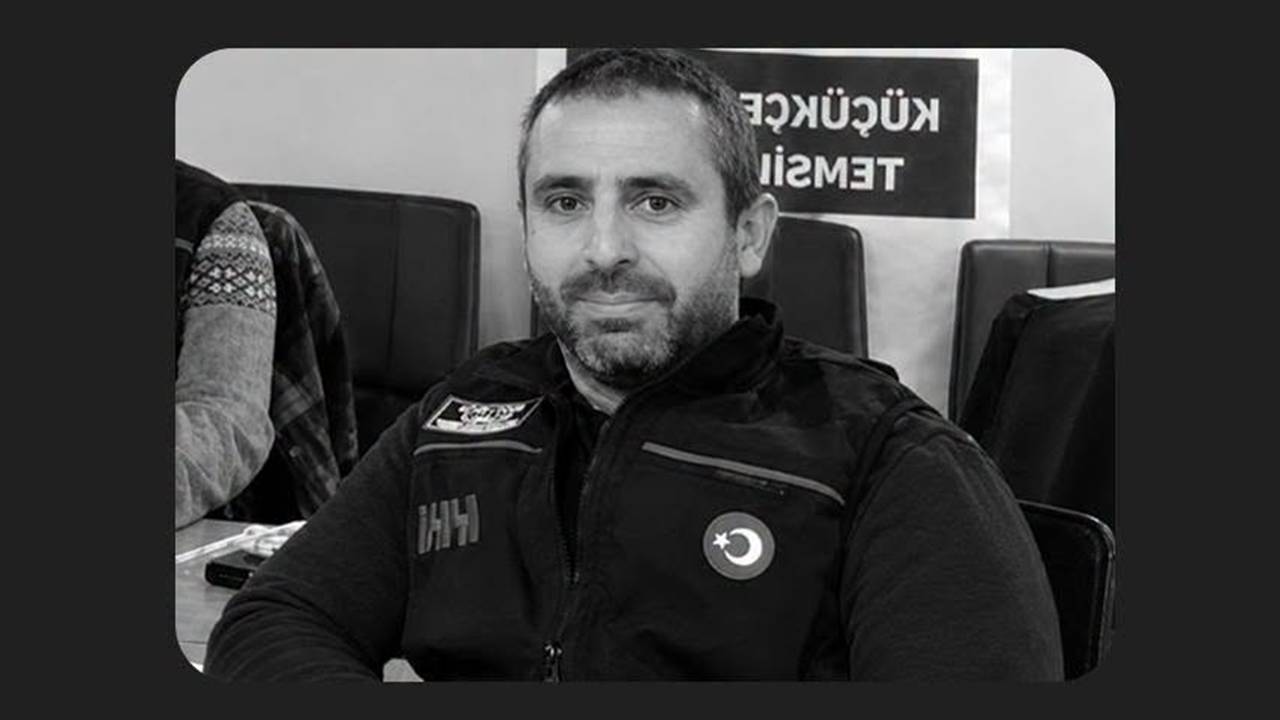 Isparta’nın Sütçüler ilçesinde yaşanan elim kaza, tüm Türkiye’yi olduğu gibi İHH camiasını da yasa boğdu. İHH İnsani Yardım Vakfı, kazada hayatını kaybeden arama kurtarma gönüllüsü Sinan Yavuz için resmi bir taziye mesajı yayımladı.
"Yol Arkadaşımızı Kaybetmenin Derin Üzüntüsünü Yaşıyoruz"
Vakıf tarafından yapılan açıklamada şu ifadelere yer verildi:
"İHH Arama Kurtarma İstanbul gönüllülerimizden 42 yaşındaki Sinan Yavuz’u, Isparta’nın Sütçüler ilçesinde gerçekleştirilen bir organizasyon sırasında meydana gelen elim bir kaza sonucu kaybetmenin derin üzüntüsünü yaşıyoruz. Uzun yıllardır arama kurtarma çalışmalarına gönül veren yol arkadaşımıza Allah’tan rahmet, kederli ailesine ve tüm arama kurtarma camiamıza baş sağlığı dileriz."
Cenaze Bilgileri Netleşti
Kazada yaşamını yitiren merhum Sinan Yavuz’un cenaze programı da açıklandı. Buna göre;
Tarih: 20 Ekim 2026 Salı (Yarın)
Vakit: Öğle namazını müteakip
Yer: Fatih Camii (İstanbul)
Defin Yeri: Esenyurt Gülbahçe Mezarlığı
Gazete32 ailesi olarak merhuma bir kez daha Allah’tan rahmet; kederli ailesine, sevenlerine ve tüm İHH camiasına sabır ve başsağlığı dileriz.