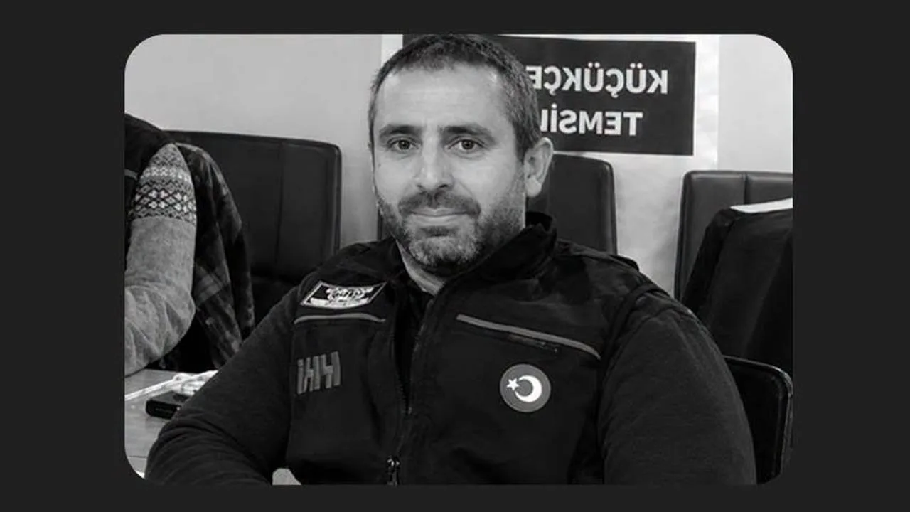 Isparta’nın Sütçüler ilçesinde yaşanan elim kaza, tüm Türkiye’yi olduğu gibi İHH camiasını da yasa boğdu. İHH İnsani Yardım Vakfı, kazada hayatını kaybeden arama kurtarma gönüllüsü Sinan Yavuz için resmi bir taziye mesajı yayımladı.

"Yol Arkadaşımızı Kaybetmenin Derin Üzüntüsünü Yaşıyoruz"

Vakıf tarafından yapılan açıklamada şu ifadelere yer verildi:

"İHH Arama Kurtarma İstanbul gönüllülerimizden 42 yaşındaki Sinan Yavuz’u, Isparta’nın Sütçüler ilçesinde gerçekleştirilen bir organizasyon sırasında meydana gelen elim bir kaza sonucu kaybetmenin derin üzüntüsünü yaşıyoruz. Uzun yıllardır arama kurtarma çalışmalarına gönül veren yol arkadaşımıza Allah’tan rahmet, kederli ailesine ve tüm arama kurtarma camiamıza baş sağlığı dileriz."

Cenaze Bilgileri Netleşti

Kazada yaşamını yitiren merhum Sinan Yavuz’un cenaze programı da açıklandı. Buna göre;

Tarih: 20 Ekim 2026 Salı (Yarın)

Vakit: Öğle namazını müteakip

Yer: Fatih Camii (İstanbul)

Defin Yeri: Esenyurt Gülbahçe Mezarlığı

Gazete32 ailesi olarak merhuma bir kez daha Allah’tan rahmet; kederli ailesine, sevenlerine ve tüm İHH camiasına sabır ve başsağlığı dileriz.
