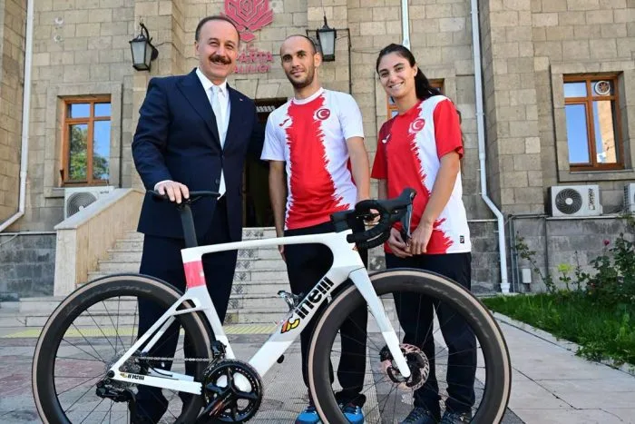 Isparta İl Özel İdaresi’nden Milli Sporculara Anlamlı Destek: 350 Bin TL Değerinde Yarış Bisikleti Teslim Edildi